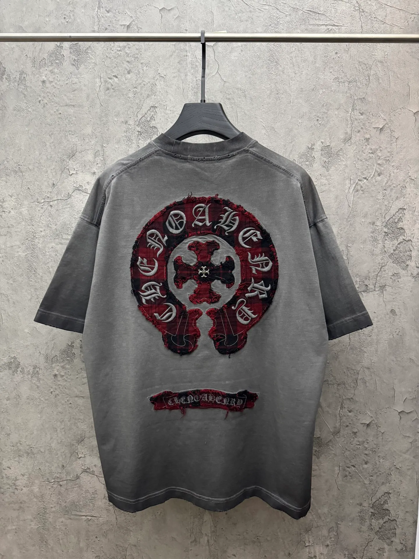 P240 top version, real shot without P, ​​different from market currency) 𝗖𝗵𝗿𝗼𝗺𝗲 𝗛𝗲𝗮𝗿𝘁𝘀/Croxin 2026 spring new original single counter American washed patch embroidered couple short sleeves 👑The highest version! Customized fabric 320 grams, washed and fried. Best-selling model at the counter. Very comfortable to wear. Accessories: Original molded and authenticated collar label➕100% silk wash label. Genuine purchase-grade original hangtag➕matching hanging rope➕3D hanging beads➕original packaging bag. Craftsmanship: The original version has consistent wiring! The highest version of the armhole matching technique! Color: Gray Size: S M L XL Style No.: 5208